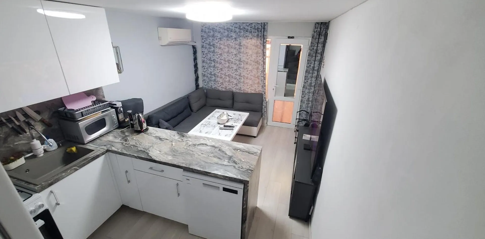 Villa 2 Bedroom House In Downtown With Garden Next To The Beach,Sea Garden 5 Min By Walk Burgas